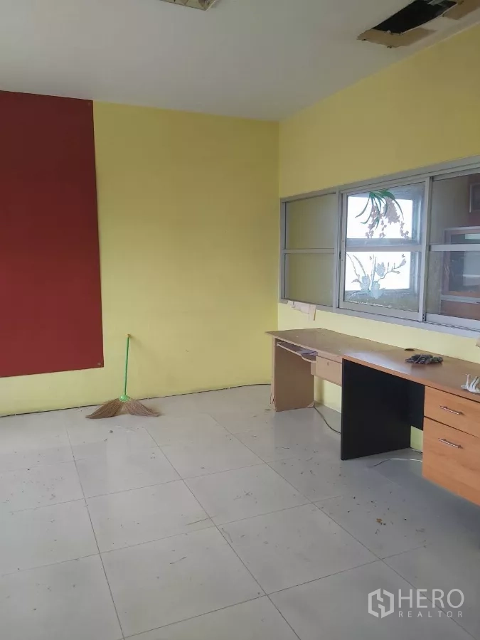 Warehouse for rent in Krathum Baen, Samut Sakhon - Bright office room with desk, tiled floor and window.