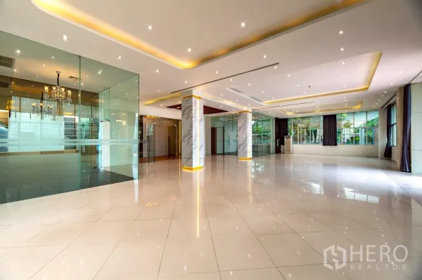 สำนักงาน ให้เช่าในWang Thonglang, Bangkok - โถงต้อนรับกว้าง พื้นกระเบื้องเงา ห้องกระจก และโคมระย้า