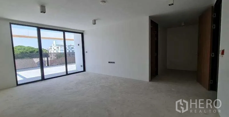 สำนักงานที่บ้าน ขายในSuan Luang, Bangkok - ห้องชั้นบนเปิดสู่เทอเรซส่วนตัวขนาดใหญ่ผ่านประตูกระจกบานเลื่อน