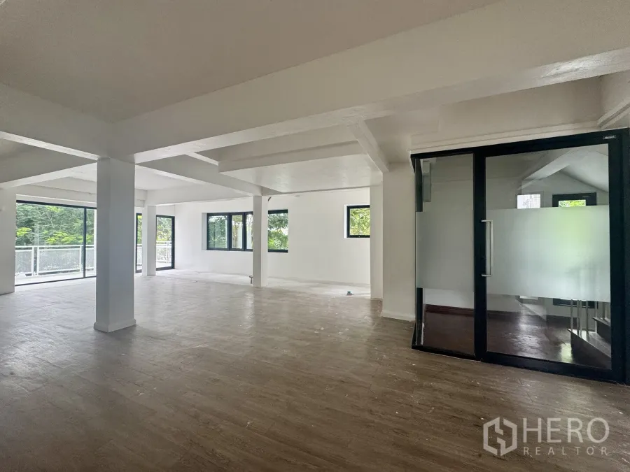 Office Space for rent in Sathon, Bangkok - Bright open-plan 280 sqm office with columns, wood floors and a glass meeting room in Sathon.