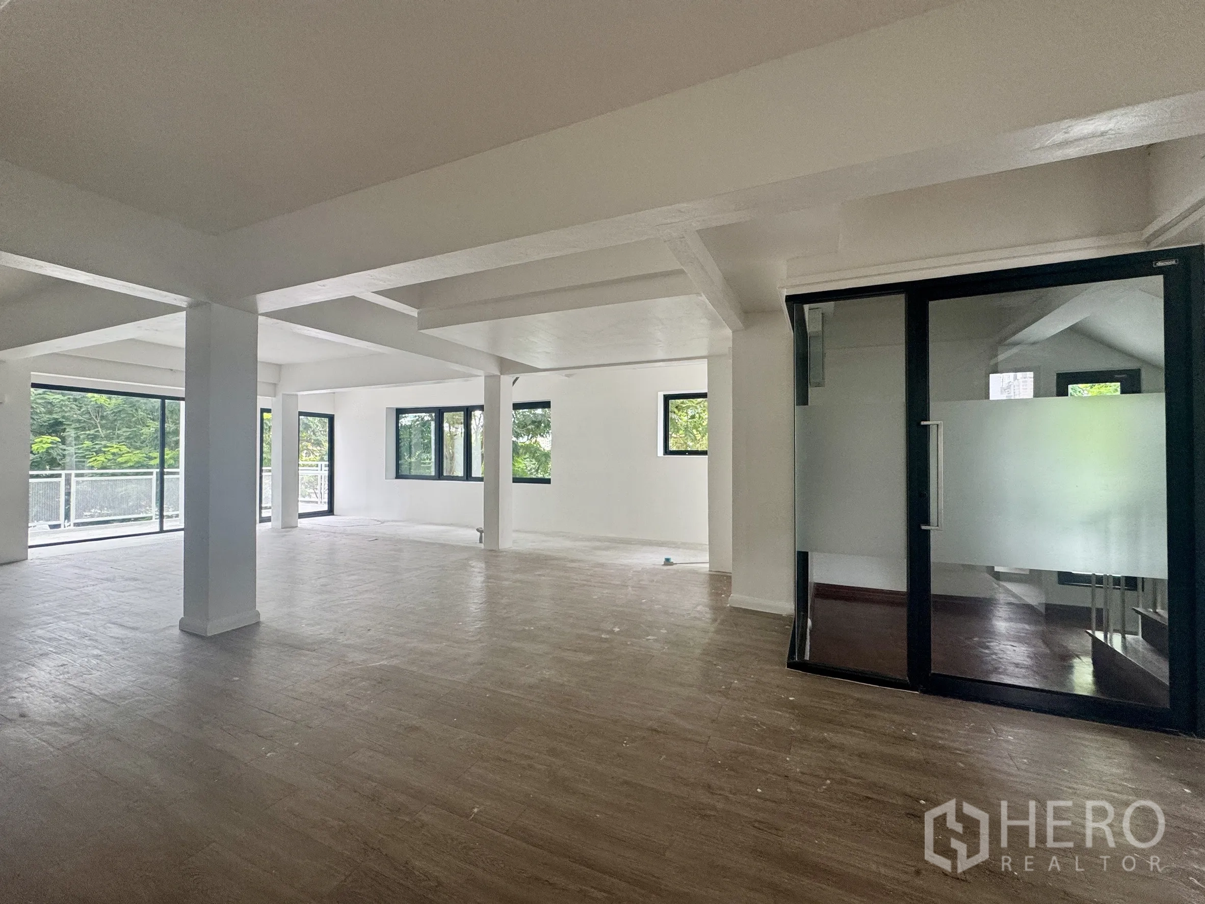 Office Space for rent in Sathon, Bangkok - Bright open-plan 280 sqm office with columns, wood floors and a glass meeting room in Sathon.