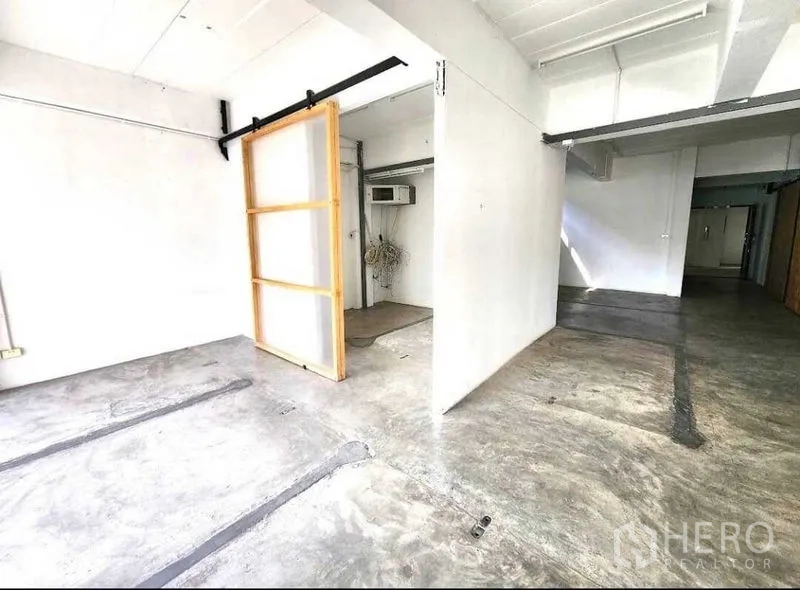 Office Space for rent or sale in Din Daeng, Bangkok - Partitioned workspace with a sliding door and white walls, suitable for meeting rooms.