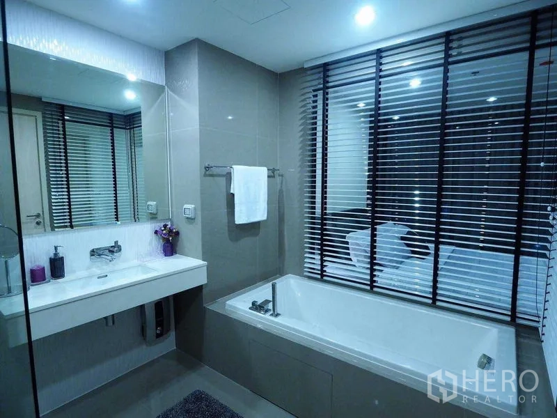คอนโด ให้เช่าในKhlong Toei, Bangkok - ห้องน้ำสไตล์โมเดิร์นพร้อมอ่างอาบน้ำ เคาน์เตอร์ล้างหน้า และมู่ลี่