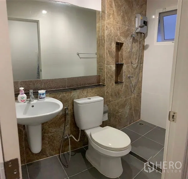 Detached House for sale in Prawet, Bangkok - Modern bathroom with large mirror, walk-in shower and water heater.