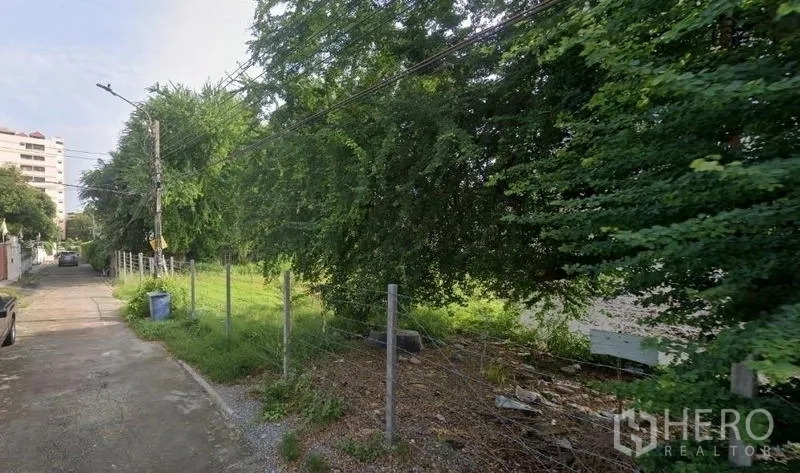 ที่ดิน ให้เช่าในKhlong Toei, Bangkok - ที่ดินว่างล้อมรั้ว ริมถนนซอยเงียบ มีต้นไม้ใหญ่ ใกล้ BTS อ่อนนุช เขตคลองเตย