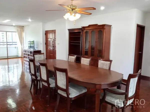 คอนโด ให้เช่าในWatthana, Bangkok - ห้องรับประทานอาหารกว้าง โต๊ะไม้ 8 ที่นั่ง ตู้โชว์ และพื้นปาร์เกต์