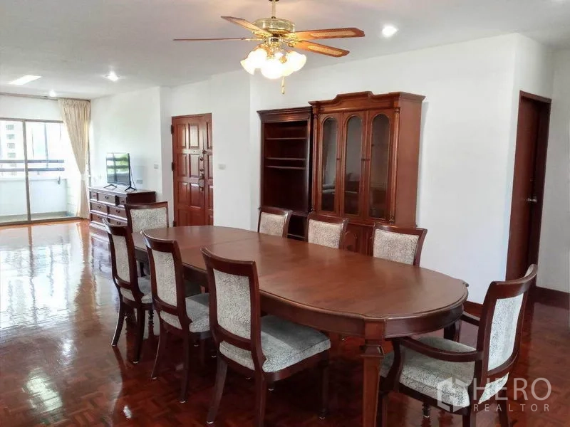 คอนโด ให้เช่าในWatthana, Bangkok - ห้องรับประทานอาหารกว้าง โต๊ะไม้ 8 ที่นั่ง ตู้โชว์ และพื้นปาร์เกต์