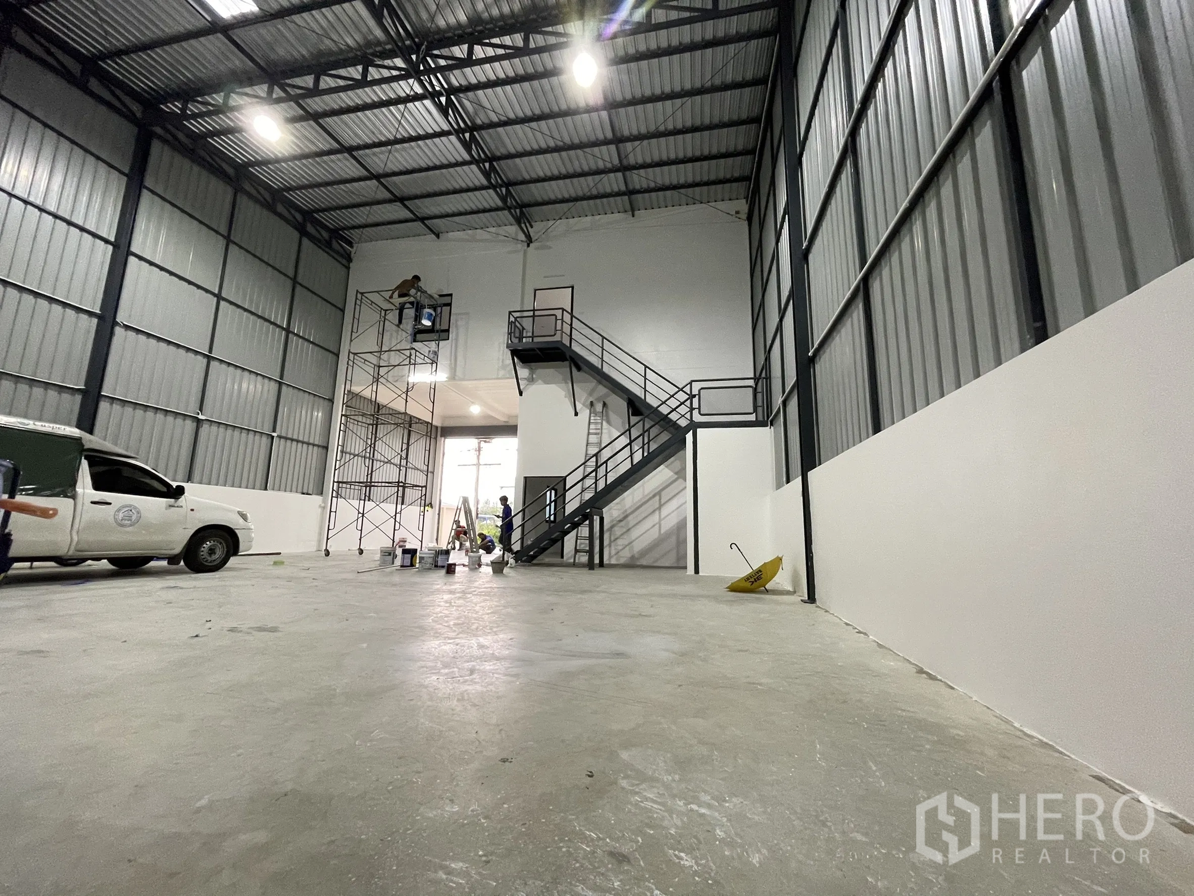 โรงงาน ให้เช่าหรือขายในLam Luk Ka, Pathum Thani - ฮอลล์โกดังสูง ผนังเมทัลชีท บันไดเหล็กขึ้นชั้นลอย และพื้นที่โหลดของ