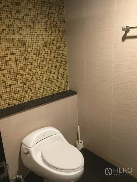 零售空间 出租在Khlong Toei, Bangkok - 卫生间配马赛克装饰墙、台面与毛巾杆。