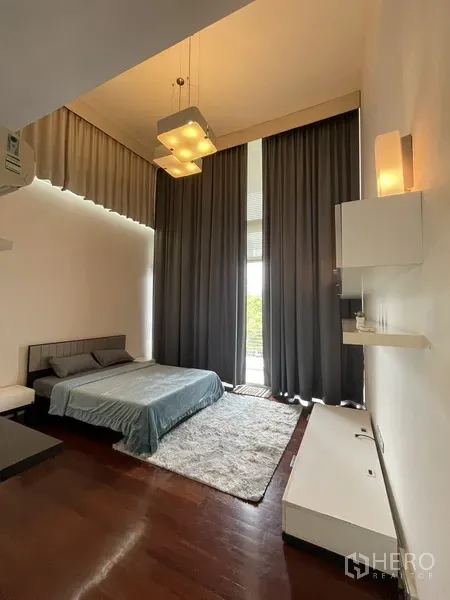 ทาวน์เฮาส์ ให้เช่าหรือขายในChatuchak, Bangkok - ห้องนอนเพดานสูง ผ้าม่านแบบเต็มผนัง พื้นไม้ และพรมปูพื้นนุ่ม