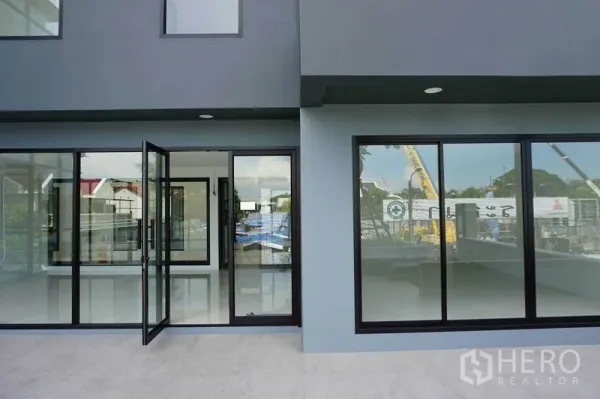 สำนักงาน ให้เช่าในPrawet, Bangkok - ด้านหน้า ชั้นล่าง ประตูกระจกบานเลื่อนกว้างและช่องหน้าต่างสะท้อนวิว