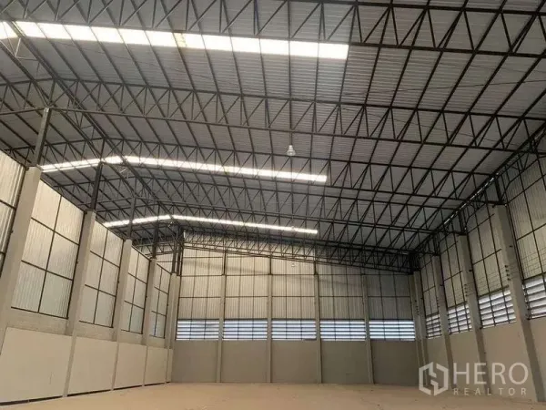 货栈 出租在Bang Pa-in, Phra Nakhon Si Ayutthaya - 仓库内部空间开阔，钢结构高层高屋顶，采光板引入自然光。