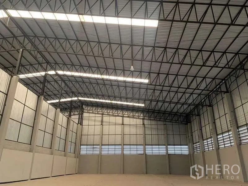 货栈 出租在Bang Pa-in, Phra Nakhon Si Ayutthaya - 仓库内部空间开阔，钢结构高层高屋顶，采光板引入自然光。