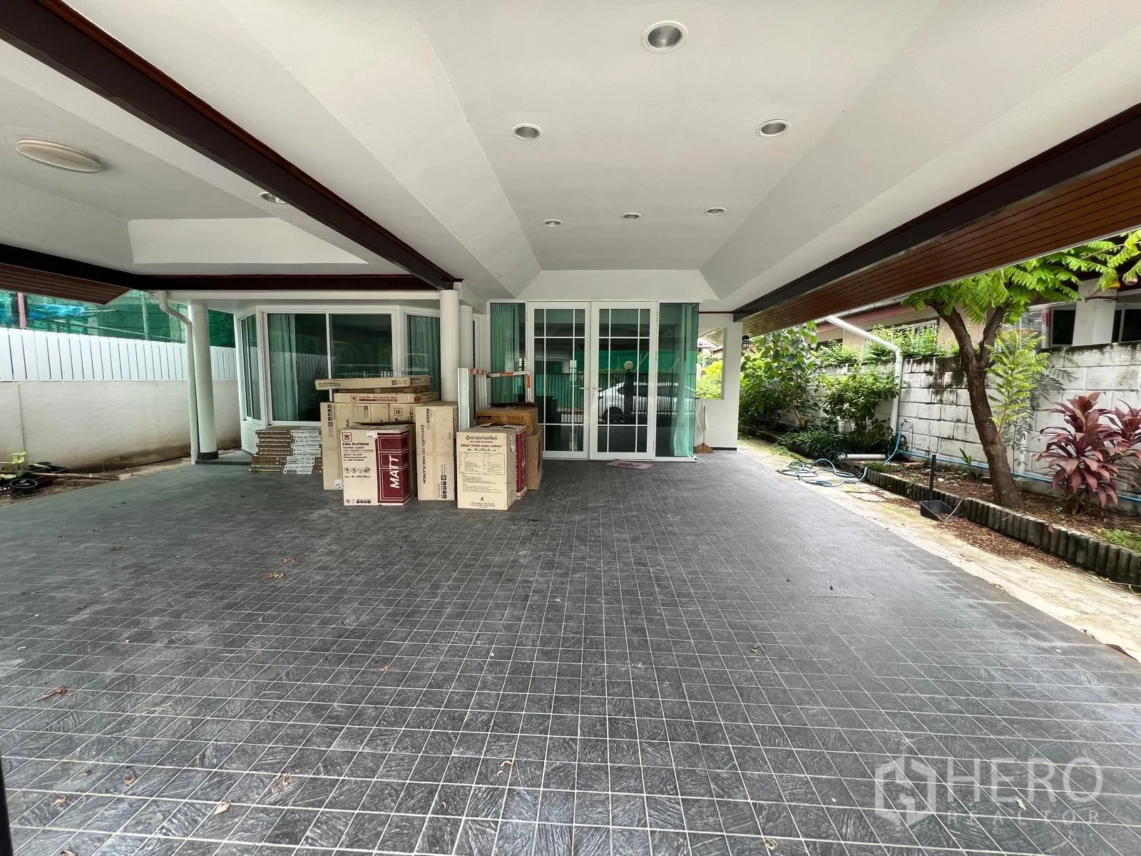 Property Image #17 for property HRE00361