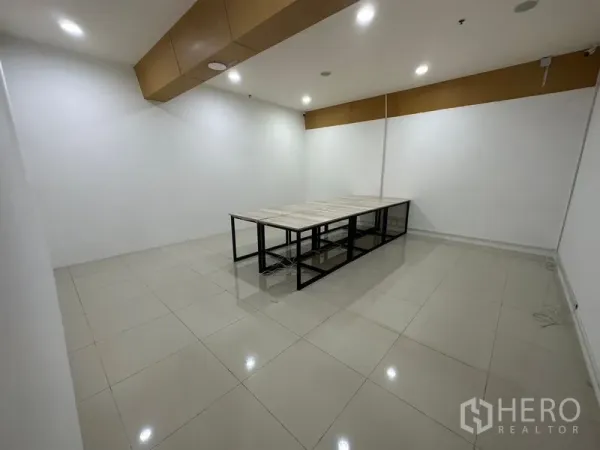 สำนักงาน ให้เช่าในSuan Luang, Bangkok - ห้องประชุมส่วนตัว โต๊ะประชุมตรงกลาง ผนังสีขาวและไฟดาวน์ไลท์