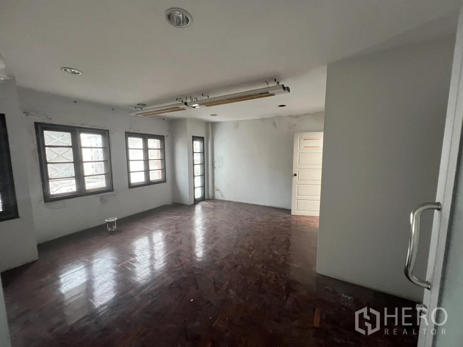 อาคารพาณิชย์ ให้เช่าในWatthana, Bangkok - ห้องมุมมีหน้าต่างหลายบาน พื้นไม้ พร้อมสำหรับตกแต่งใหม่