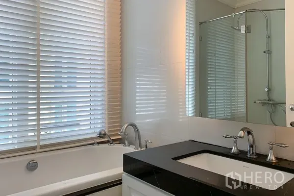 คอนโด ให้เช่าในWatthana, Bangkok - ห้องน้ำสไตล์โมเดิร์น มีอ่างอาบน้ำ ฝักบัวกระจก และเคาน์เตอร์หินสีดำ