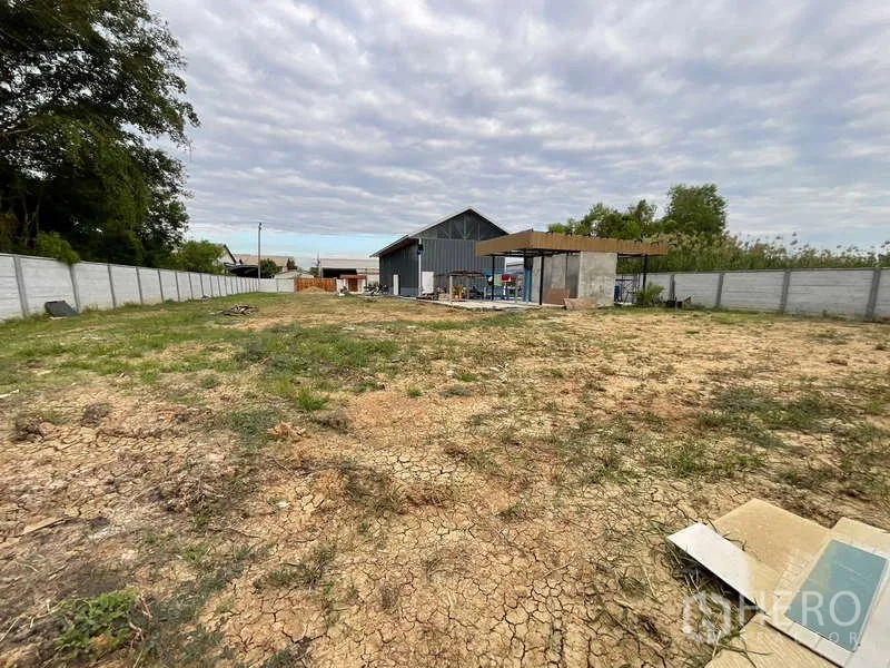 คลังสินค้า ให้เช่าหรือขายในNong Chok, Bangkok - พื้นที่ดินโล่งขนาดใหญ่ล้อมด้วยกำแพง เหมาะสำหรับจอดรถ วางสินค้า หรือสร้างต่อ