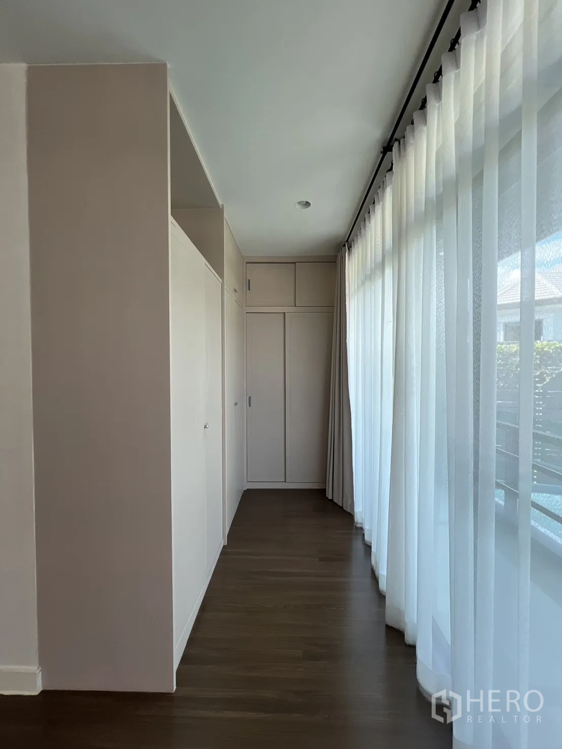 独立式住宅 出售在Bang Kapi, Bangkok - 带顶户外露台，地砖与吊灯。