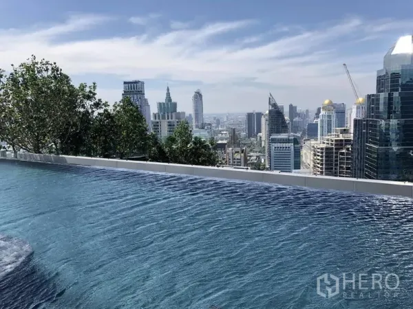 คอนโด ให้เช่าในPathum Wan, Bangkok - สระว่ายน้ำลอยฟ้ามองเห็นเส้นขอบฟ้าใจกลางกรุงเทพฯ ในวันที่ท้องฟ้าแจ่ม