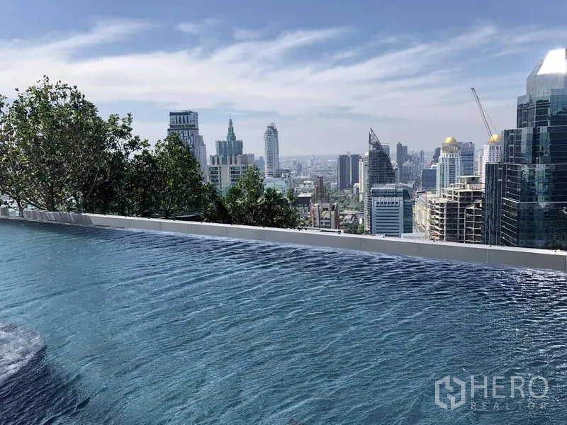 คอนโด ให้เช่าในPathum Wan, Bangkok - สระว่ายน้ำลอยฟ้ามองเห็นเส้นขอบฟ้าใจกลางกรุงเทพฯ ในวันที่ท้องฟ้าแจ่ม
