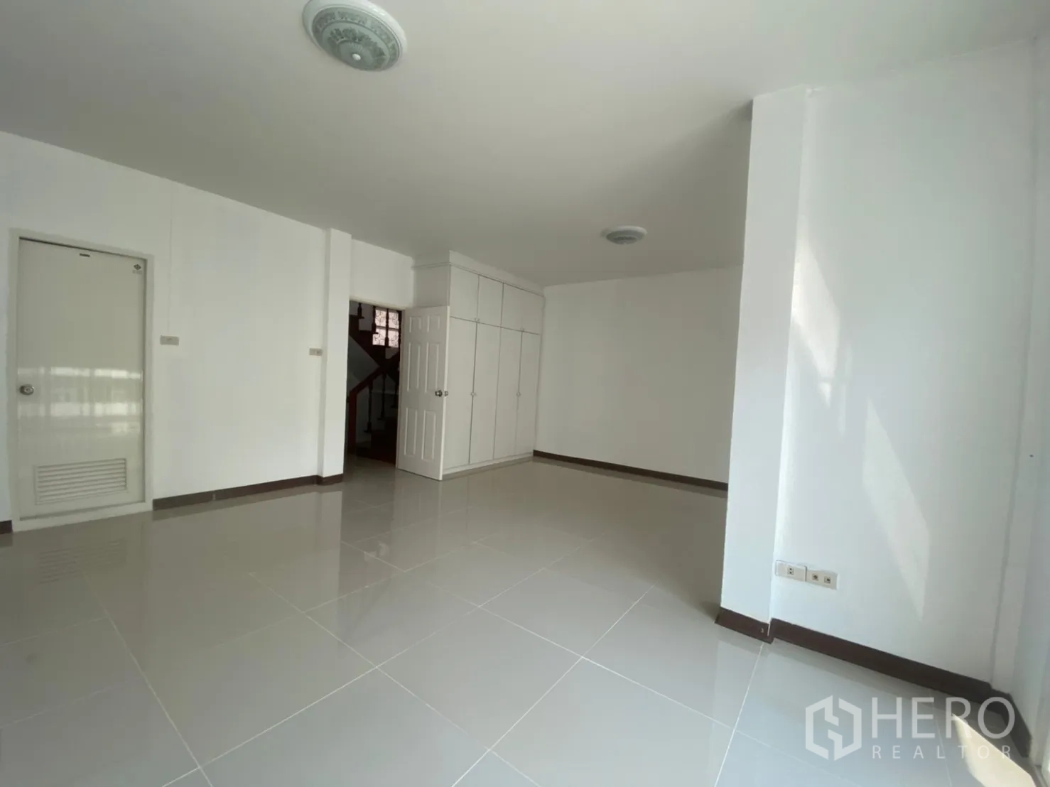 联排别墅 出租在Watthana, Bangkok - 大面积多功能房，内置柜体，连接楼梯入口