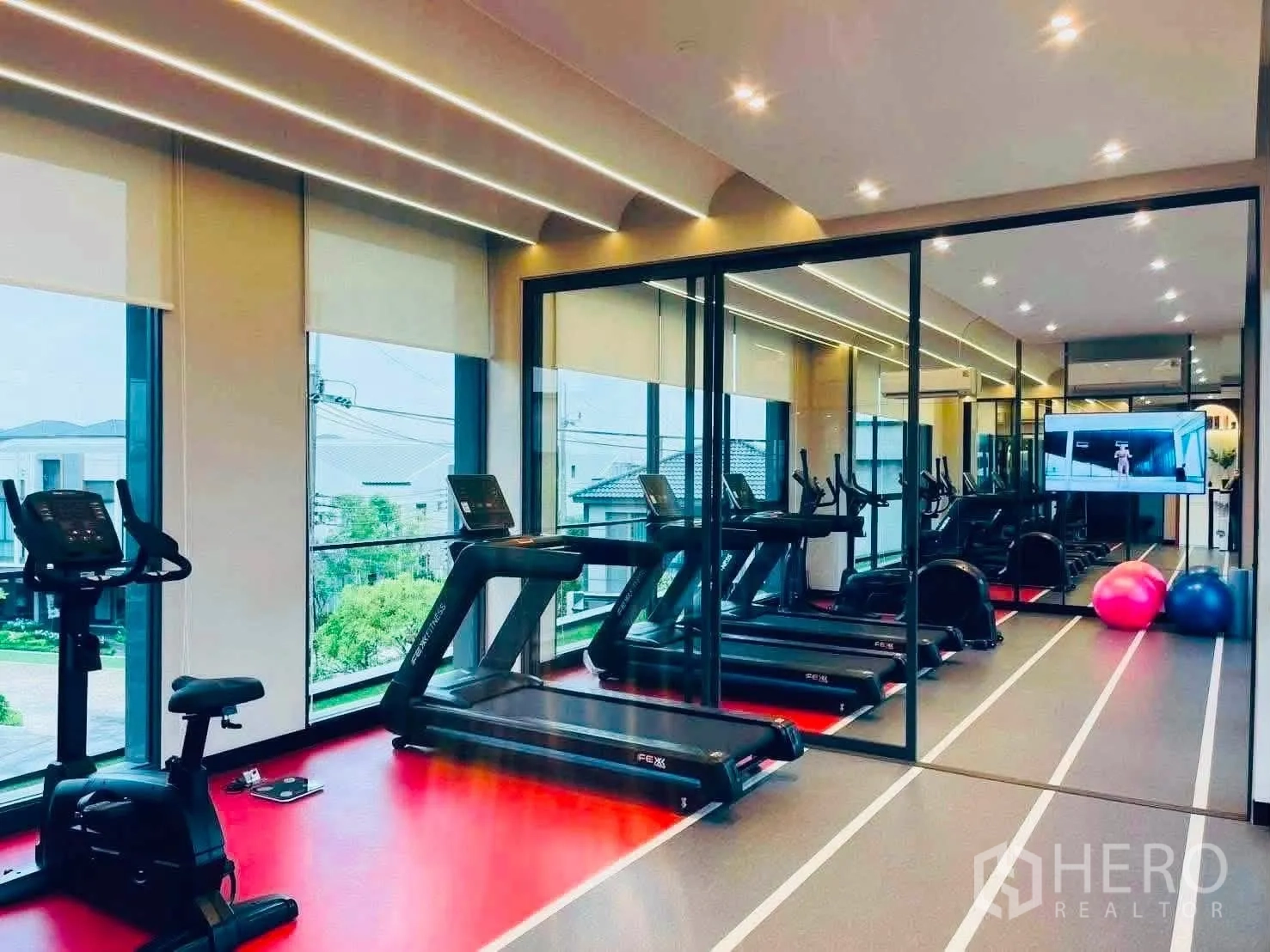 ทาวน์เฮาส์ for rent in Bang Phli, Samut Prakan - ห้องฟิตเนสโปร่งสว่าง มีลู่วิ่ง จักรยาน ผนังกระจก และหน้าต่างสูงจากพื้นจรดเพดาน