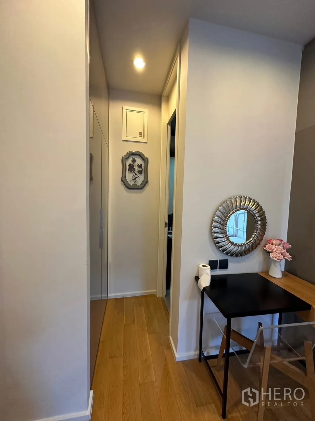 คอนโด for rent or sale in Chatuchak, Bangkok - โถงทางเดินมีตู้บิวท์อิน กระจกตกแต่ง และโต๊ะทำงานขนาดกะทัดรัด