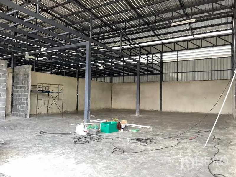 货栈 出租在Pathum Thani - 广角内部视图，金属屋面与采光板提供开阔空间。