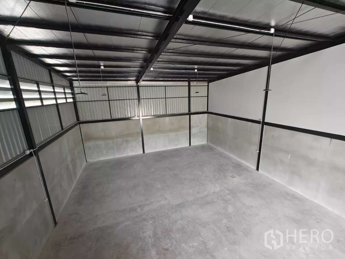 货栈 出租在Sam Phran, Nakhon Pathom - 自上而下视角的仓库大厅，照明与通风窗带