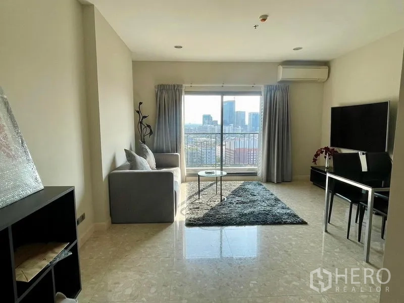 คอนโด ขายในKhlong Toei, Bangkok - ห้องนั่งเล่นหันสู่ระเบียง วิวเมืองพร้อมพรมและโต๊ะกลาง