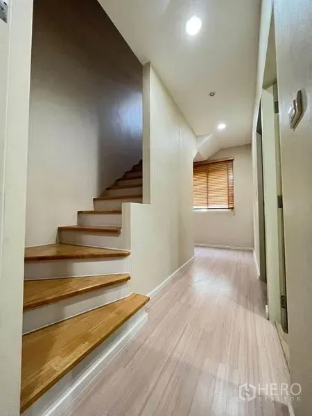 ทาวน์เฮาส์ ขายในBang Kapi, Bangkok - บันไดไม้และทางเดินมีไฟดาวน์ไลท์ เชื่อมต่อไปยังห้องต่างๆ