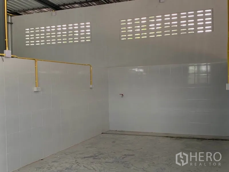 คลังสินค้า ให้เช่าหรือขายในThanyaburi, Pathum Thani - มุมโกดัง แสดงท่อร้อยสายไฟ ผิวกระเบื้อง และผนังมีช่องลม