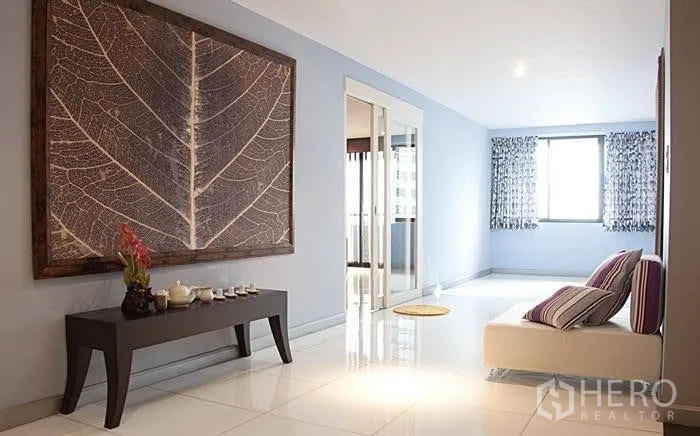 Condominium for rent in Yan Nawa, Bangkok - Bright foyer and sitting area with large leaf artwork, console table and glossy tiled flooring.
