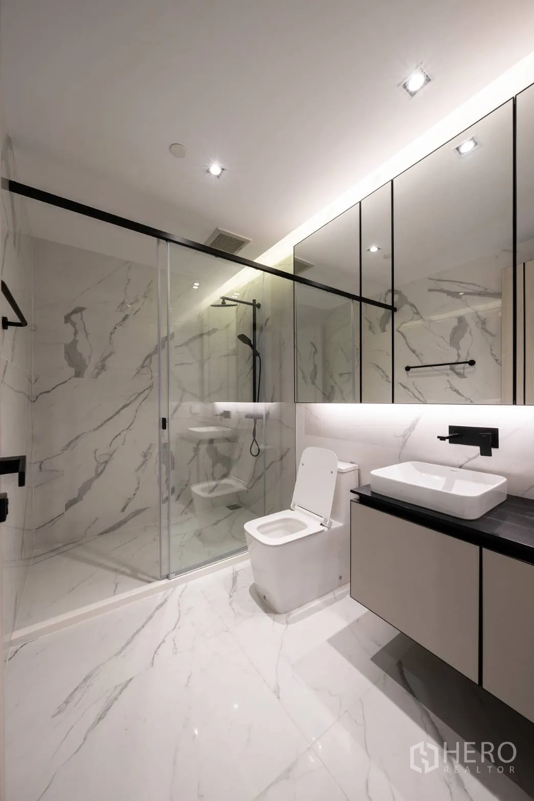 公寓 出售在Ratchathewi, Bangkok - 明亮大理石卫浴，玻璃淋浴房、镜柜与悬空台盆。