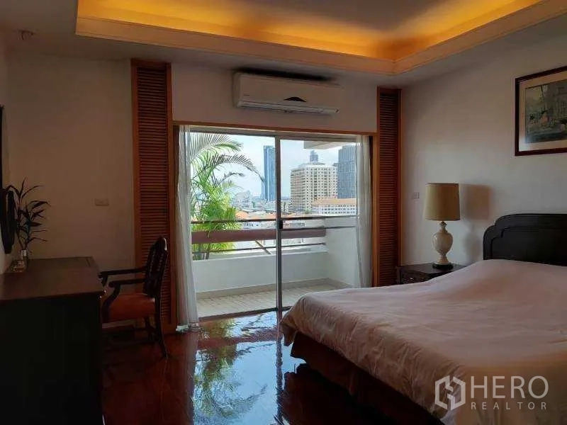 อพาร์ทเมนท์ ให้เช่า - ห้องนอนใหญ่เปิดสู่ระเบียง มองเห็นวิวเมืองและต้นไม้