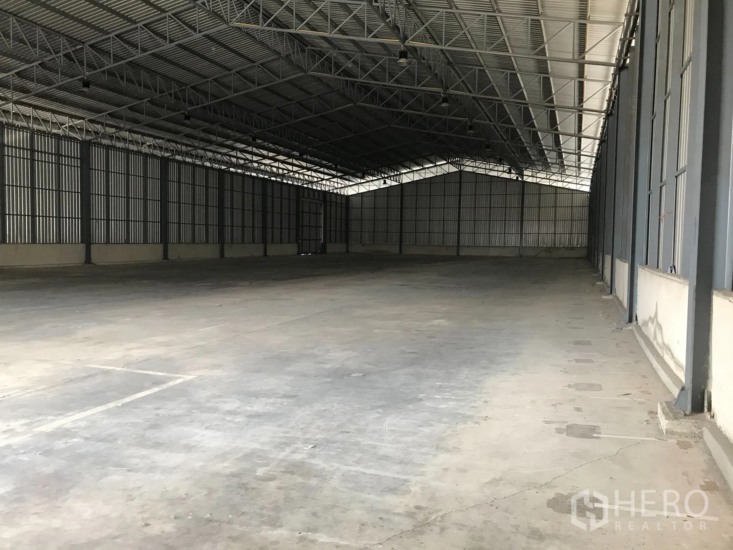 货栈 出租在Mueang Samut Prakan, Samut Prakan - 仓库内部宽敞，高钢结构屋顶与光滑混凝土地面