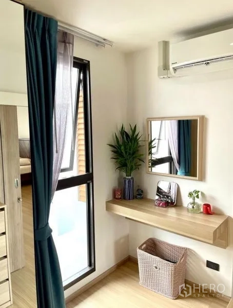 ทาวน์เฮาส์ ให้เช่าในSuan Luang, Bangkok - มุมแต่งตัว มีโต๊ะติดผนัง กระจก และหน้าต่าง