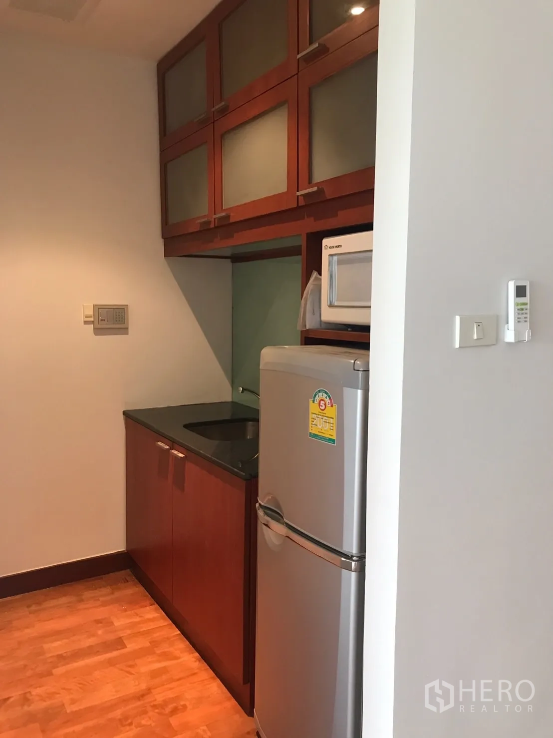 带办公室的家 出租在Watthana, Bangkok - 紧凑茶水间，带吊柜、水槽、微波炉和冰箱。