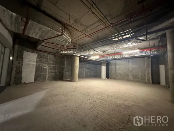 零售空间 出租 - 大型矩形商业毛坯，预留机电管线，裸露通风系统与充足使用面积。