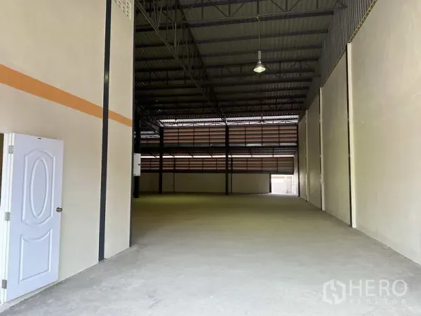 โรงงาน ขายในMueang Samut Prakan, Samut Prakan - ภายในโกดังโล่ง พื้นคอนกรีต หลังคาโครงเหล็กยกสูง