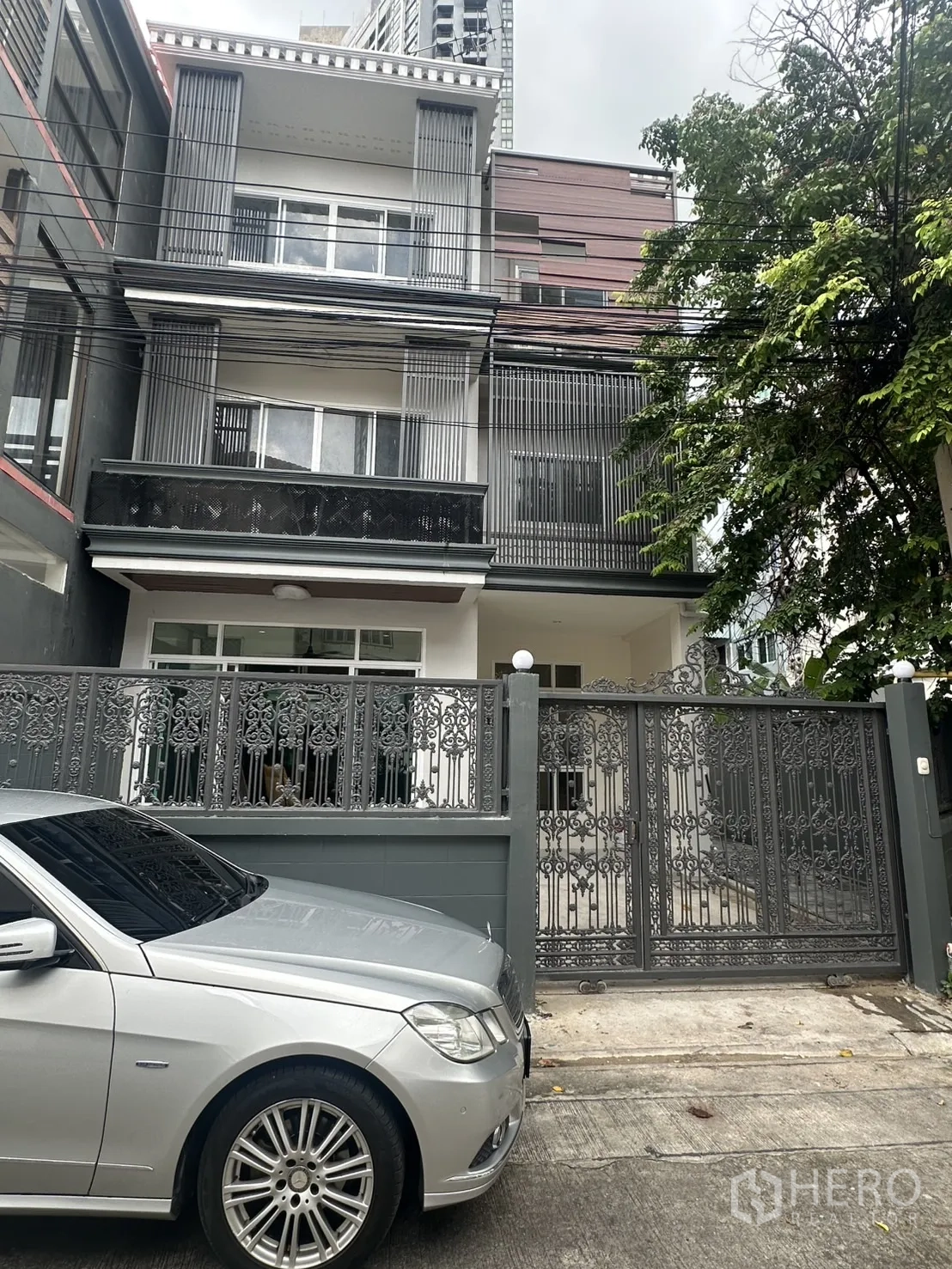 สำนักงานที่บ้าน ให้เช่าในKhlong Toei, Bangkok - อาคารโฮมออฟฟิศสูง 3 ชั้นพร้อมรั้วเหล็กดัดสวยงาม ย่านพระโขนง