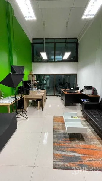 店屋 出租在Khlong Toei, Bangkok - 挑高室内空间，带夹层玻璃窗、明亮灯光与瓷砖地面。