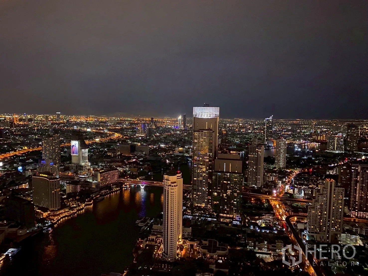 คอนโด ให้เช่าในKhlong San, Bangkok - วิวสกายไลน์และแม่น้ำยามค่ำจากระเบียงตึกสูงย่านคลองสาน