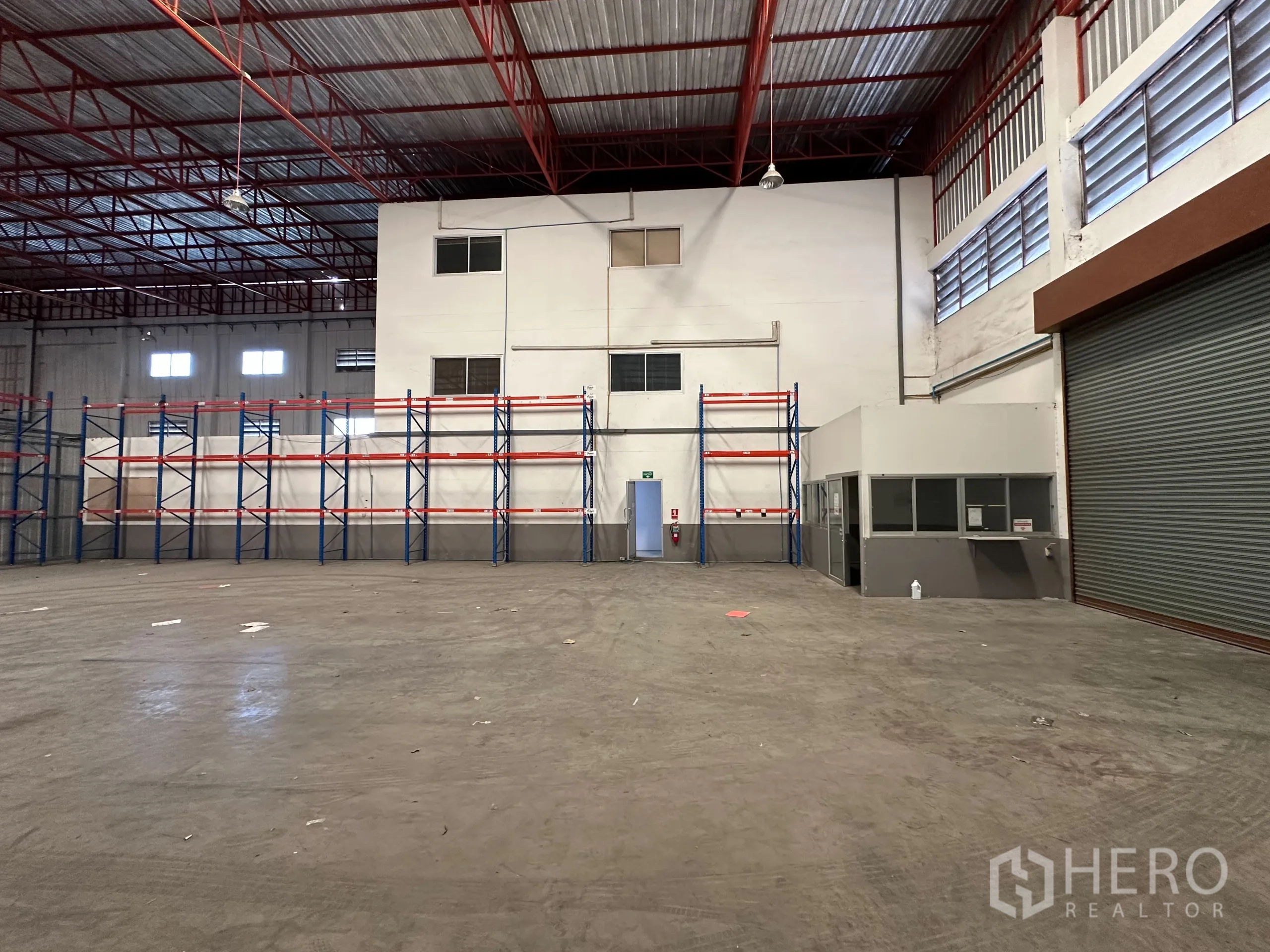โรงงาน ให้เช่า - ภายในโกดังมีชั้นวางสินค้าและออฟฟิศย่อยข้างประตูโหลด