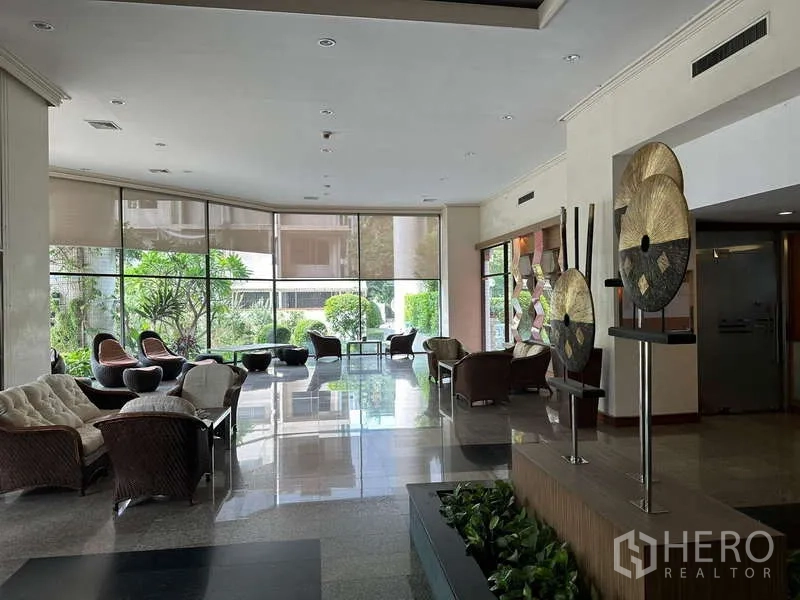 คอนโด ให้เช่าในWatthana, Bangkok - ล็อบบี้นั่งพักผ่อน มีชุดโซฟา หน้าต่างบานใหญ่ และวิวสวน