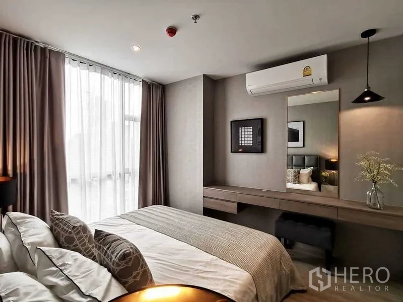 คอนโด ขายในWatthana, Bangkok - ห้องนอนพร้อมหน้าต่างบานใหญ่ผ้าม่านโปร่ง-ทึบ โต๊ะเครื่องแป้ง โคมไฟห้อย และเครื่องปรับอากาศ