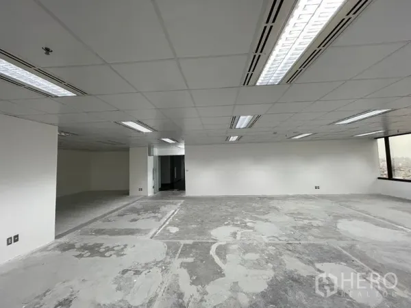 办公空间 出租在Din Daeng, Bangkok - 宽敞办公楼层，格栅天花与嵌入式照明，落地窗景观，待精装。