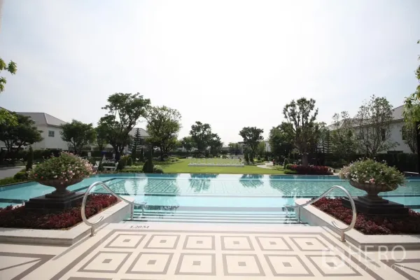 独立式住宅 出租在Bang Phli, Samut Prakan - 无边际泳池对望中央草坪与花园。