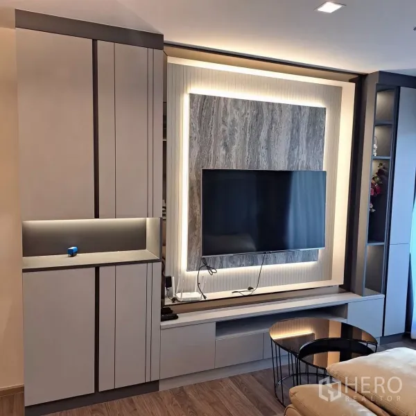 คอนโด ให้เช่าในChatuchak, Bangkok - ตู้บิลท์อินและชั้นวางทีวีพร้อมไฟซ่อน ข้างโต๊ะกลางทรงกลม